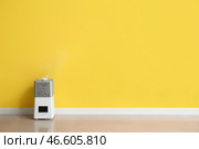 Современный увлажнитель возле цветной стены. Стоковое фото, фотограф Pixel_shot / Фотобанк Лори
