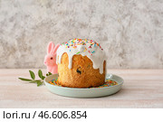 Тарелка с вкусным куличом на столе. Стоковое фото, фотограф Pixel_shot / Фотобанк Лори