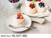 Тарелки вкусных пирожных Павлова со свежими ягодами на фоне гранж. Стоковое фото, фотограф Pixel_shot / Фотобанк Лори