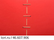 Целые спички на красном фоне. Концепция социального дистанцирования. Стоковое фото, фотограф Pixel_shot / Фотобанк Лори