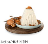 Деревянная доска с вкусным творожным куличом, грецкими орехами и яйцами на белом фоне. Стоковое фото, фотограф Pixel_shot / Фотобанк Лори