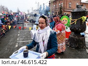 Женщина разносит горячий чай из самовара. Масленица. Город Ялуторовск Тюменская область. Редакционное фото, фотограф Александр Тараканов / Фотобанк Лори