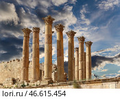 Temple of Zeus, Jordanian city of Jerash (Gerasa of Antiquity), capital and largest city of Jerash Governorate, Jordan. Against the background of a beautiful sky with clouds (2016 год). Стоковое фото, фотограф Владимир Журавлев / Фотобанк Лори