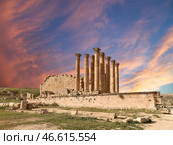 Temple of Zeus, Jordanian city of Jerash (Gerasa of Antiquity), capital and largest city of Jerash Governorate, Jordan. Against the background of a beautiful sky with clouds (2016 год). Стоковое фото, фотограф Владимир Журавлев / Фотобанк Лори