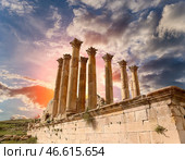 Temple of Zeus, Jordanian city of Jerash (Gerasa of Antiquity), capital and largest city of Jerash Governorate, Jordan. Against the background of a beautiful sky with clouds (2016 год). Стоковое фото, фотограф Владимир Журавлев / Фотобанк Лори