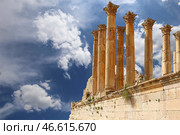 Temple of Zeus, Jordanian city of Jerash (Gerasa of Antiquity), capital and largest city of Jerash Governorate, Jordan. Against the background of a beautiful sky with clouds (2016 год). Стоковое фото, фотограф Владимир Журавлев / Фотобанк Лори