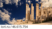 Temple of Zeus, Jordanian city of Jerash (Gerasa of Antiquity), capital and largest city of Jerash Governorate, Jordan. Against the background of a beautiful sky with clouds (2016 год). Стоковое фото, фотограф Владимир Журавлев / Фотобанк Лори