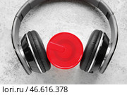 Наушники и беспроводной портативный динамик на фоне гранж. Стоковое фото, фотограф Pixel_shot / Фотобанк Лори
