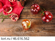 Стаканы вкусного гранатового коктейля на деревянном фоне. Стоковое фото, фотограф Pixel_shot / Фотобанк Лори