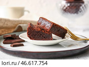 Тарелка с кусочками вкусного шоколадного брауни на светлом фоне. Стоковое фото, фотограф Pixel_shot / Фотобанк Лори