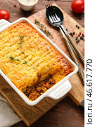 Форма для выпечки с вкусным пастушьим пирогом на столе, крупным планом. Стоковое фото, фотограф Pixel_shot / Фотобанк Лори