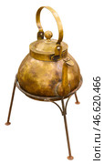 Старый латунный чайник на подставке - треноге на белом фоне. Old brass kettle on white background. Стоковое фото, фотограф Татьяна Д / Фотобанк Лори