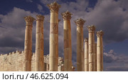 Temple of Zeus, Jordanian city of Jerash (Gerasa of Antiquity), capital and largest city of Jerash Governorate, Jordan. Against the background of a beautiful sky with clouds. 4K, time lapse, with zoom. Стоковое видео, видеограф Владимир Журавлев / Фотобанк Лори