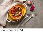 Форма для выпечки с вкусной фаршированной тыквой на сером фоне. Стоковое фото, фотограф Pixel_shot / Фотобанк Лори