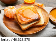 Вкусный тост с мандариновым джемом на столе, крупным планом. Стоковое фото, фотограф Pixel_shot / Фотобанк Лори