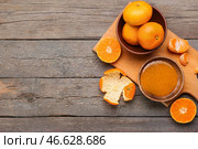 Чаша вкусного мандаринового джема на деревянном фоне. Стоковое фото, фотограф Pixel_shot / Фотобанк Лори