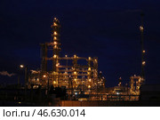 Территория нефтеперерабатывающего завода. Стоковое фото, фотограф Наталия Федосенко / ТАСС / Фотобанк Лори