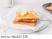 Вкусный поджаренный хлеб с медом и маслом на охлаждающей решетке. Стоковое фото, фотограф Pixel_shot / Фотобанк Лори