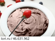 Чаша с вкусным шоколадным фондю и клубникой на столе, крупным планом. Стоковое фото, фотограф Pixel_shot / Фотобанк Лори