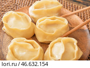 Еда вкусных восточных пельменей, крупным планом. Стоковое фото, фотограф Pixel_shot / Фотобанк Лори
