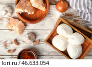 Сыр моцарелла с хлебом и маслом на белом фоне деревянные. Стоковое фото, фотограф Pixel_shot / Фотобанк Лори