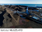 Стакер-реклаймер с ковшовым колесом на складе хранения угля. Стоковое фото, фотограф Юрий Смитюк / ТАСС / Фотобанк Лори