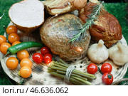 Овощи и мясные деликатесы. Стоковое фото, фотограф Сергей Фадеичев / ТАСС / Фотобанк Лори