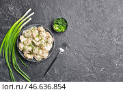 Чаша с вкусными варениками и зеленью на темном фоне. Стоковое фото, фотограф Pixel_shot / Фотобанк Лори