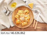 Тарелка с вкусными равиоли на столе. Стоковое фото, фотограф Pixel_shot / Фотобанк Лори