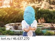 Женщина со сладкой ватой на открытом воздухе. Стоковое фото, фотограф Pixel_shot / Фотобанк Лори
