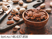 Чаша с вкусными орехами пекан на цветном фоне. Стоковое фото, фотограф Pixel_shot / Фотобанк Лори