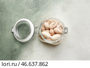 Баночка с вкусными орехами пекан на светлом фоне. Стоковое фото, фотограф Pixel_shot / Фотобанк Лори