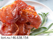 Вкусный жареный бекон на тарелке, крупным планом. Стоковое фото, фотограф Pixel_shot / Фотобанк Лори