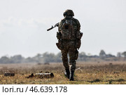 Военнослужащий с оружием с глушителем. Стоковое фото, фотограф Алексей Коновалов / ТАСС / Фотобанк Лори
