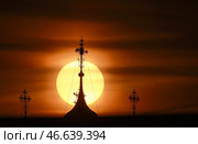 Церковные кресты на фоне солнца на рассвете. Стоковое фото, фотограф Владимир Смирнов / ТАСС / Фотобанк Лори