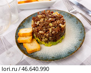 Tartare is dish of pieces of raw tuna and avocado cubes, seasoned with soy and Worcestershire sauce. Стоковое фото, фотограф Яков Филимонов / Фотобанк Лори