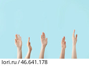 Руки голосующих людей на цветном фоне. Стоковое фото, фотограф Pixel_shot / Фотобанк Лори