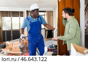 Flatmate is dissatisfied with the noise from drill and repairs. Стоковое фото, фотограф Яков Филимонов / Фотобанк Лори