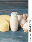 Различные молочные продукты без лактозы на деревянном фоне. Стоковое фото, фотограф Pixel_shot / Фотобанк Лори
