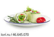 Тарелка с вкусными рулетиками из огурцов на белом фоне. Стоковое фото, фотограф Pixel_shot / Фотобанк Лори