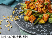 Доска со вкусным сыром тофу и овощами на столе. Стоковое фото, фотограф Pixel_shot / Фотобанк Лори