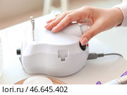 Мастер маникюра работает с современным фрезером в салоне красоты, крупным планом. Стоковое фото, фотограф Pixel_shot / Фотобанк Лори