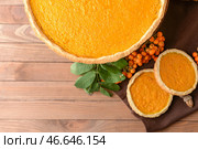 Вкусные тыквенные пирожки на деревянном столе. Стоковое фото, фотограф Pixel_shot / Фотобанк Лори