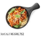Сковорода с вкусной пастой болоньезе на белом фоне. Стоковое фото, фотограф Pixel_shot / Фотобанк Лори