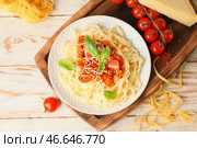 Тарелка с вкусной пастой болоньезе на столе. Стоковое фото, фотограф Pixel_shot / Фотобанк Лори