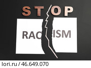 Текст STOP RACISM на темном фоне. Стоковое фото, фотограф Pixel_shot / Фотобанк Лори