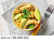 Чаша с вкусным салатом из макарон на столе. Стоковое фото, фотограф Pixel_shot / Фотобанк Лори
