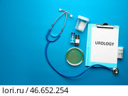 Буфер обмена с текстом УРОЛОГИЯ, стетоскоп, лекарства и образец мочи на цветном фоне. Стоковое фото, фотограф Pixel_shot / Фотобанк Лори
