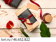 Упакованные подарки на деревянном фоне. Стоковое фото, фотограф Pixel_shot / Фотобанк Лори