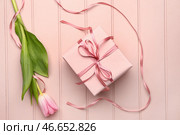 Упакованный подарок и цветок на деревянном фоне. Стоковое фото, фотограф Pixel_shot / Фотобанк Лори
